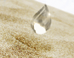 砂に落ちる水滴